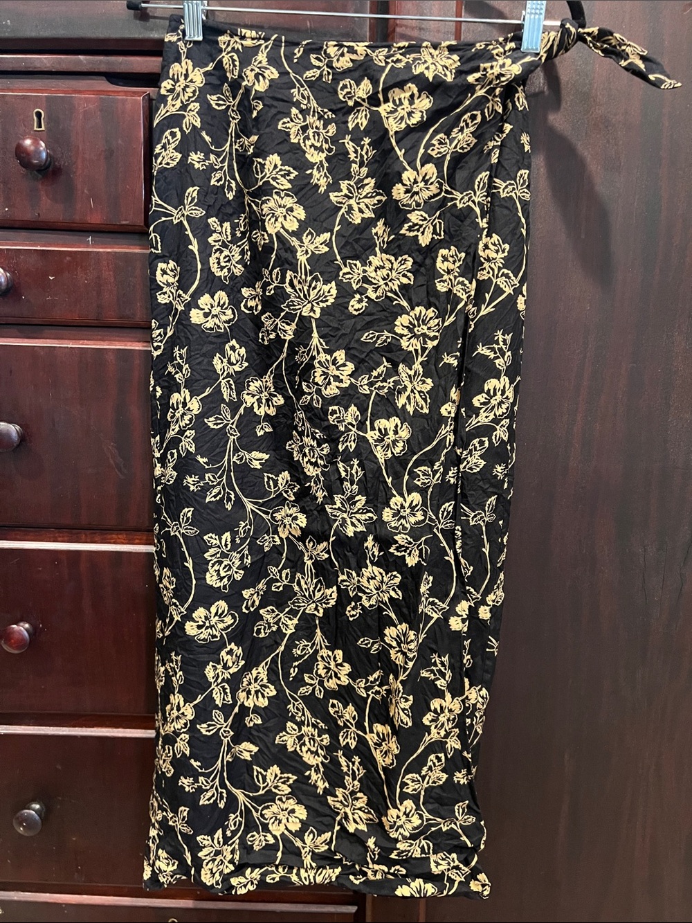 Lauren Ralph Lauren Black Midi Wrap Skirt w/Cream Floral Print Silk/Line blend.